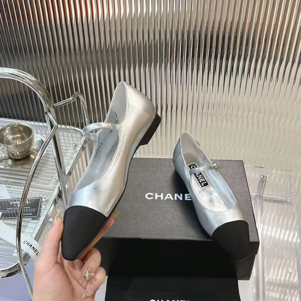 👟👟Ex-factory price 520👟👟 (Top version) CHANEL 24P early spring new trapezoidal toe high-heeled shoes, high version of one-strap, pointed square toe, color-blocked Mary Jane shoes, Xiaoxiang𝐂's two most popular shoes this year are these small silver shoes and big-toe shoes. It is difficult to find these shoes in the counter. It breaks the conventional pointed square toe design and gives people a refreshing feeling. I thought it was good-looking. Only when you put it on your feet will you know how easy it is to wear. It is really special and fashionable. The side rhinestones 𝐋𝐨𝐠𝐨 are very eye-catching. The smooth shoe shape is full of high-end feeling. I can think of countless outfits at the moment. Upper: imported cowhide/metallic film grain leather. Foot pad: sheepskin. Lining: sheepskin. Sole: Italian genuine leather outsole. Heel height: 1cm. Color: white/silver/black/pink. 4 colors size: 35-40 (41 made to order, non-refundable and non-exchangeable)